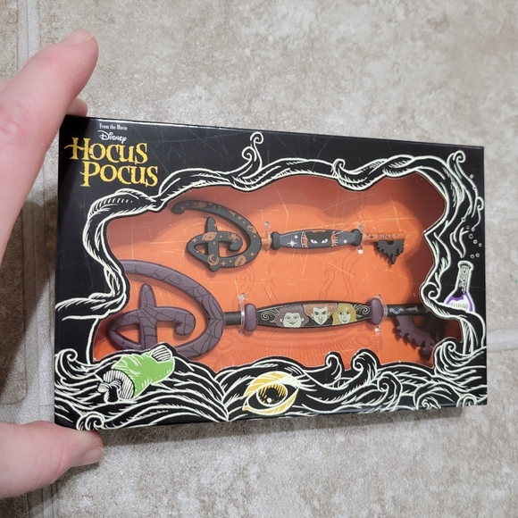 2/$25 Hocus Pocus Keys Collector Set of 2 Disney Store Collection Movie NEW - Picture 2 of 9